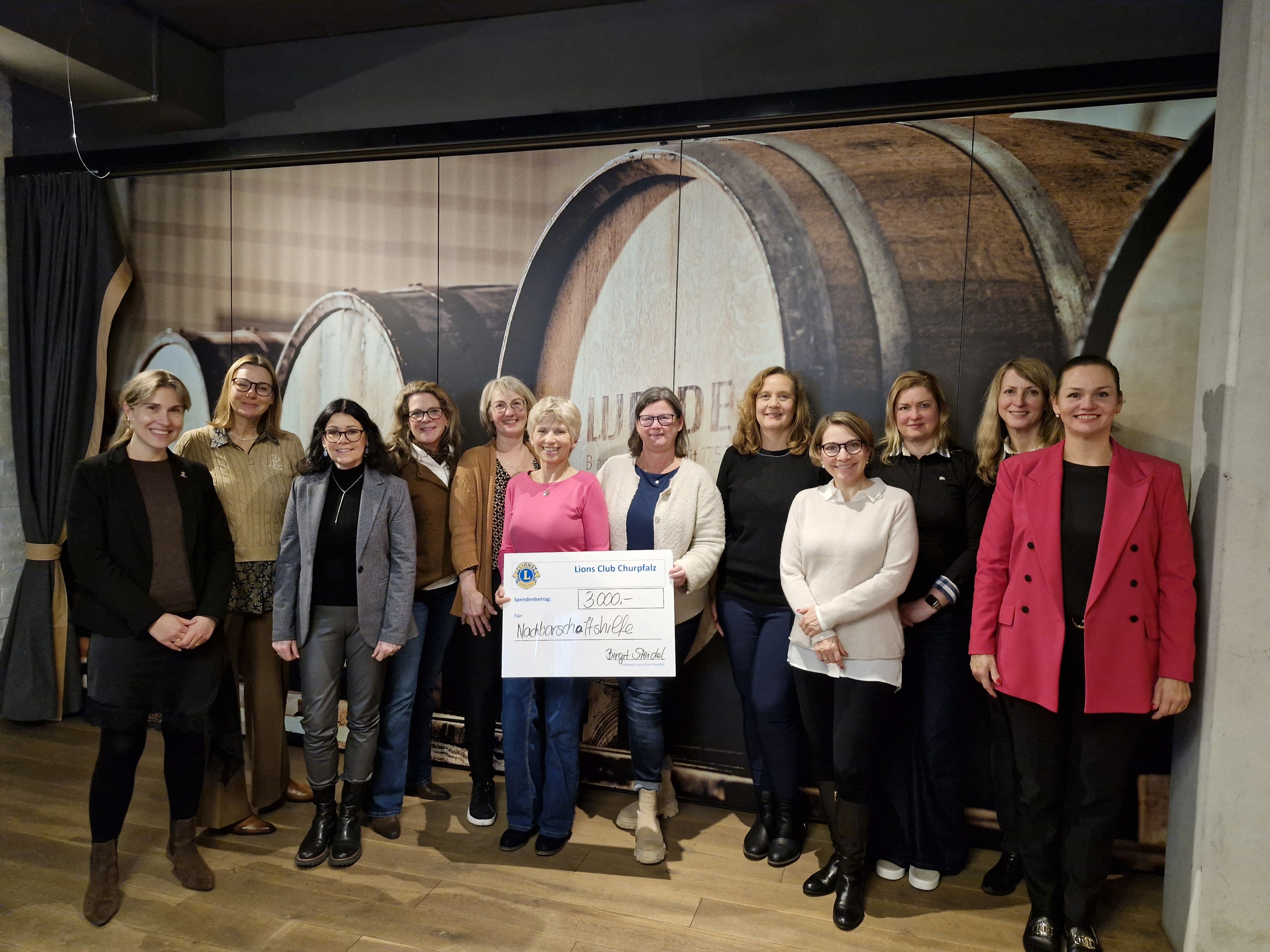 Präsidentin Birgit Steidel (rechts am Scheck) übergab im Beisein von Bürgermeisterin Lisa Schlüter (ganz links) die diesjährige Spende an Monika Theilig von der Nachbarschaftshilfe (links am Scheck)
