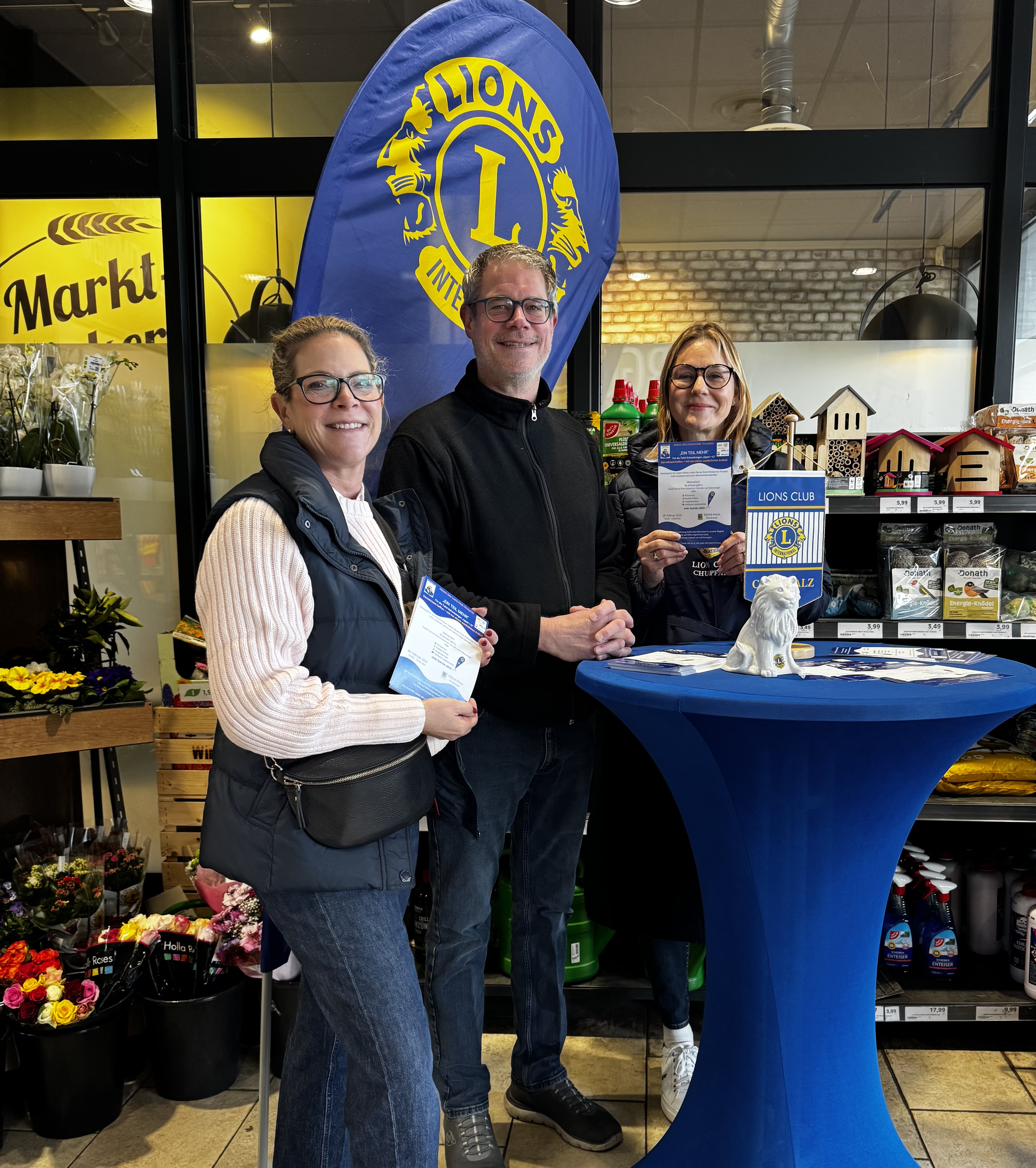 Sabine Stechl (links) und Christine Spiegel-Dumont (rechts) mit EDEKA Marktleiter Markus Pirron.
