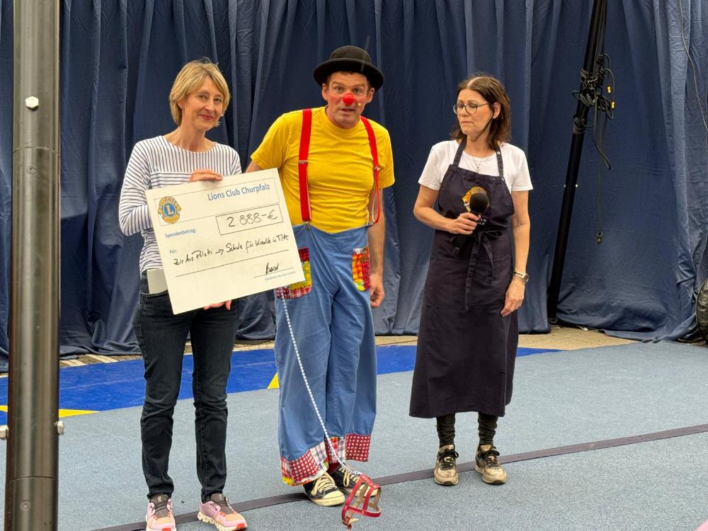 Scheckübergabe beim Kinderfest 2024