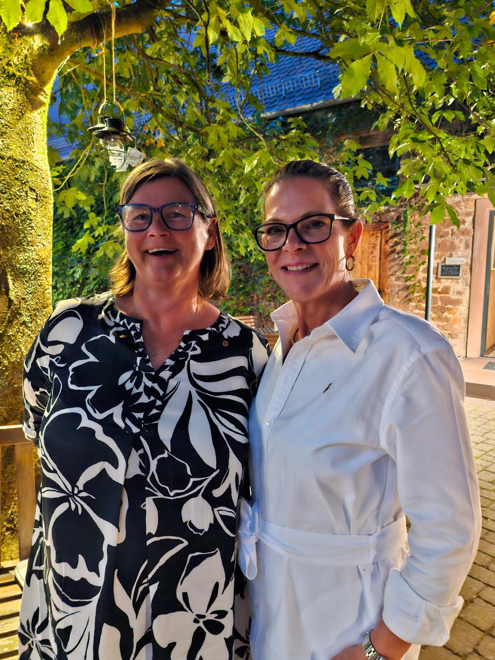 Die scheidende Clubpräsidentin Sabine Stechl (rechts) übergab den Vorsitz an die neue Präsidentin Birgit Steidel